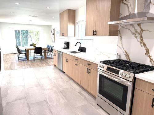 Η κουζίνα ή μικρή κουζίνα στο House with pool in prime location - 10 mins to Universal Studio