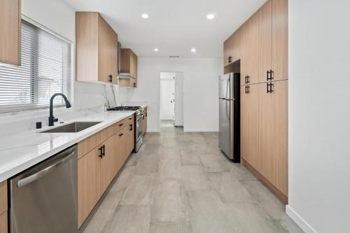 Η κουζίνα ή μικρή κουζίνα στο House with pool in prime location - 10 mins to Universal Studio