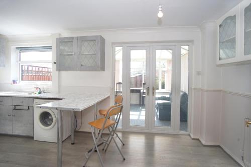 Una cocina o cocineta en The Leigh Nest