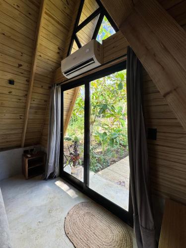 Κήπος έξω από το Leisy's Garden Tiny Cabins