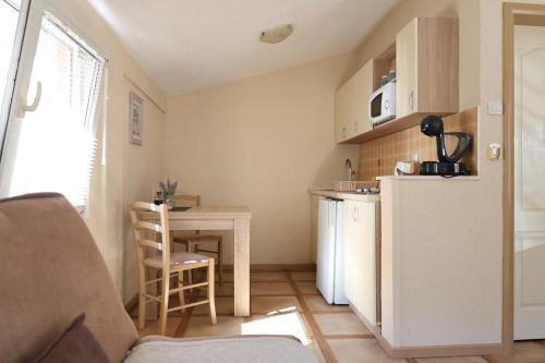 Una cocina o zona de cocina en Apartments Moskov