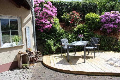 Κήπος έξω από το Ferienwohnung Am Waldrand