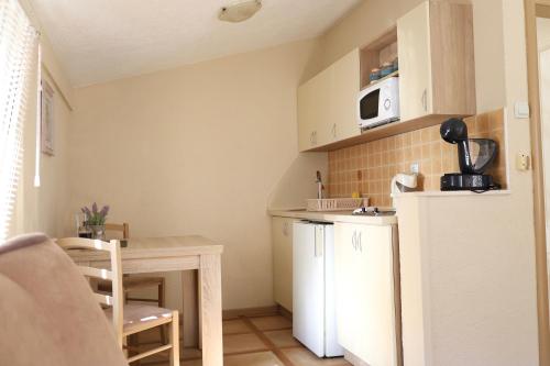Una cocina o zona de cocina en Apartments Moskov
