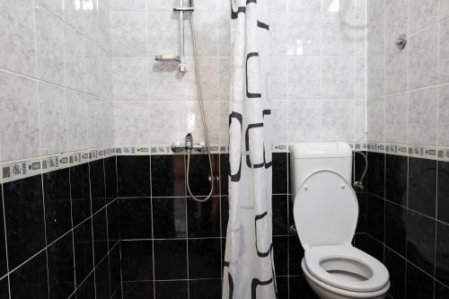 Un baño de Apartments Moskov