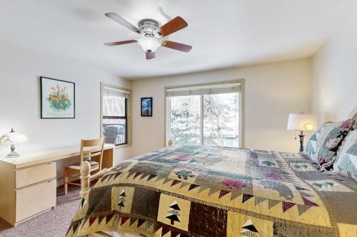 een slaapkamer met een bed en een plafondventilator bij Sonoma Getaway in McCall