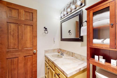 een badkamer met een wastafel en een spiegel bij Sonoma Getaway in McCall