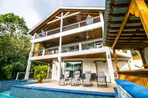 Piscina de la sau aproape de Luna Beach Luxury Boutique Beach Front Resort