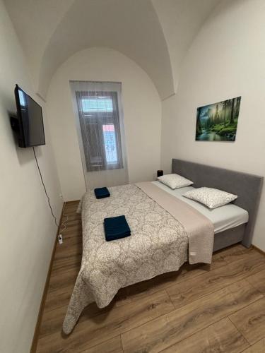 Una cama o camas en una habitación de Studio Hlavna 112 v srdci mesta