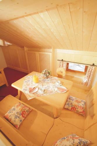 a small room with a table in a cabin at Pension Schweizerhaus Garni in Weyarn