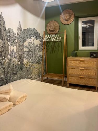 une chambre avec un lit et un mur végétal dans l'établissement Appartement citadelle Bonifacio Appolonie, à Bonifacio