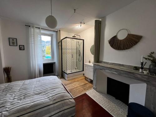 - une chambre avec une cheminée, un lit et un miroir dans l'établissement Spacious family home with river access, à Izaourt