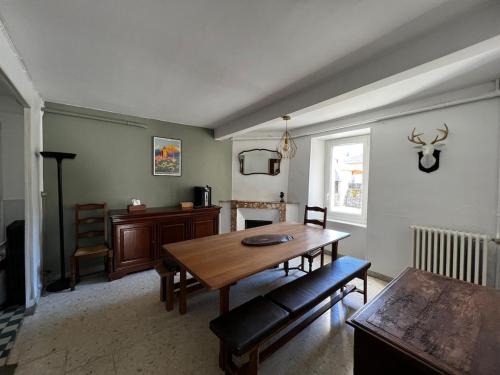un salon avec une table en bois et un canapé dans l'établissement Spacious family home with river access, à Izaourt