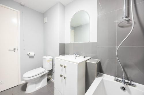 Phòng tắm tại Spacious Four Bedroom Battersea House Contractors Families