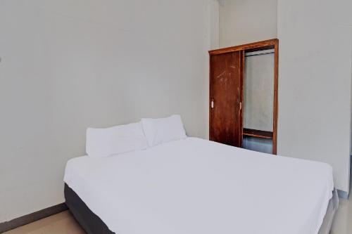 Postel nebo postele na pokoji v ubytování Hotel O Susupuan KostNearTaman Deki Lestari