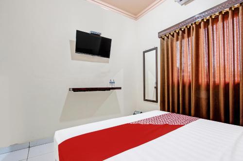 Katil atau katil-katil dalam bilik di OYO 92289 Hotel Aji Kusuma