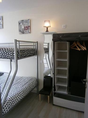 une chambre avec deux lits superposés et une lampe dans l'établissement Gîte les Onagres 2 Le Crotoy, à 2 minutes de la plage, au Crotoy