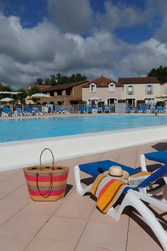 Fotografie z fotogalerie ubytování Charmant T2 PISCINE chambre lit double dans résidence du Lac v destinaci Monflanquin