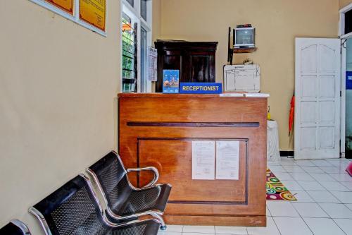 two chairs sitting next to a counter in a room at OYO 92287 Hotel Aji Mantoro in Wonogiri