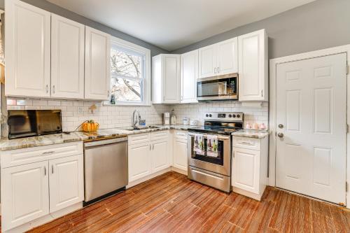 Kuchyň nebo kuchyňský kout v ubytování 3 Mi to Penn Pet-Friendly Townhome in Yeadon!