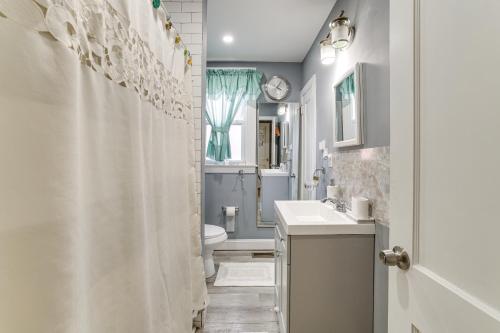 Koupelna v ubytování 3 Mi to Penn Pet-Friendly Townhome in Yeadon!