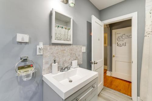 Koupelna v ubytování 3 Mi to Penn Pet-Friendly Townhome in Yeadon!