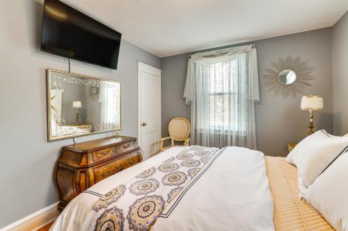 Postel nebo postele na pokoji v ubytování 3 Mi to Penn Pet-Friendly Townhome in Yeadon!
