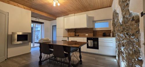 ロンコ・ソプラ・アスコナにあるUnique Stayの部屋にテーブルと椅子のあるキッチン