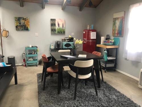 Η κουζίνα ή μικρή κουζίνα στο Delilah Ridge Winery Mid Mod Guesthouse