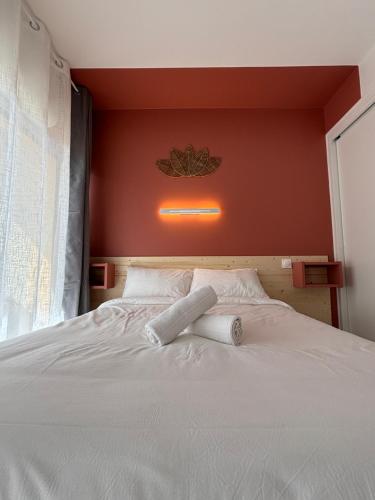 - un lit avec 2 serviettes de toilette dans l'établissement Le D'Artagnan - App 1 - Rez de chaussée, à Cazaubon