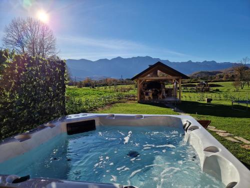 a bath tub filled with water in a yard at Planinska kuća za odmor Aneva in Sveti Rok