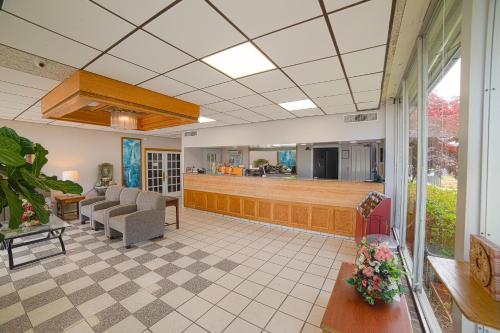 a large lobby with a waiting room and a counter at Masters Inn Selma Smithfield I-95 By OYO in Selma