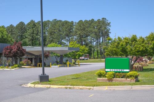 a green sign in the middle of a road at Masters Inn Selma Smithfield I-95 By OYO in Selma