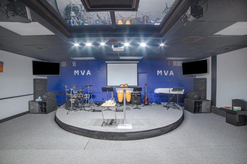 a room with a stage with a white screen at Masters Inn Selma Smithfield I-95 By OYO in Selma