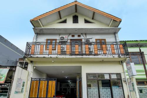 a building with a balcony on top of it at OYO Life 92312 A+ Cozy Rooms Syariah in Kediri
