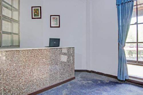 a room with a counter and a window at Hotel O Rindu Sempadan Cottage Near Taman Wisata Rindu Sempadan in Pekanbaru