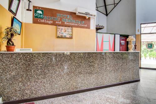 Un vestíbulo de un hotel con un mostrador de recepción. en Hotel O Rindu Sempadan Near Taman Wisata Rindu Sempadan, en Pekanbaru