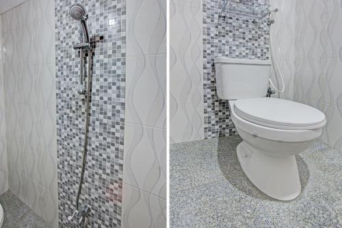 a bathroom with a toilet and a shower at Hotel O Samalas Syariah Homestay Near SDN TANAK BEAK in Labuan Lombok