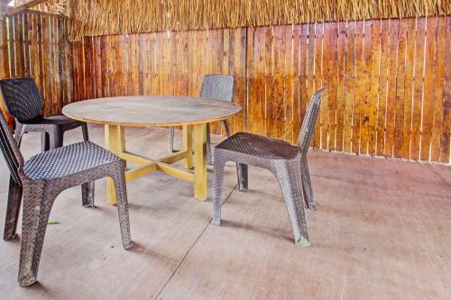 a table and two chairs and a table and chairs at Hotel O Samalas Syariah Homestay Near SDN TANAK BEAK in Labuan Lombok