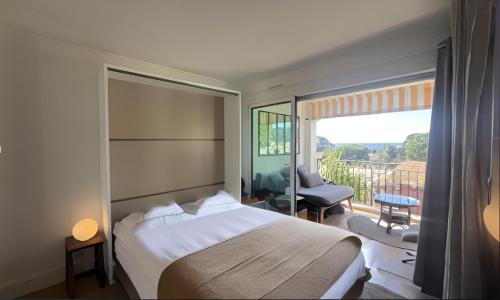 Un dormitorio con una cama y un balcón. en Riviera-King-Studio, en Villefranche-sur-Mer