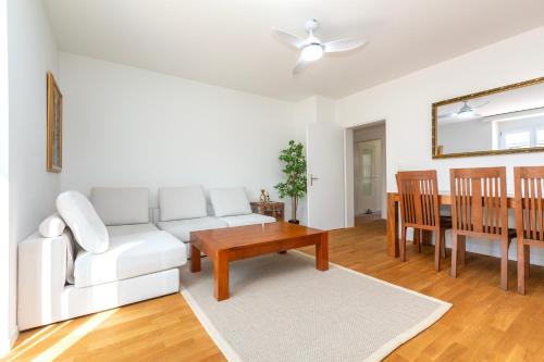 Gemini Zurich Apartment 2B - Downtown 2BR Deluxe Apt