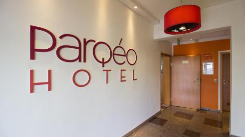a sign for a parco hotel on a wall in a hallway at HOTEL PARQÉO im A66 in Gelnhausen