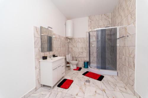 a bathroom with a shower and a toilet and a sink at Hotel Emir in Strehaia