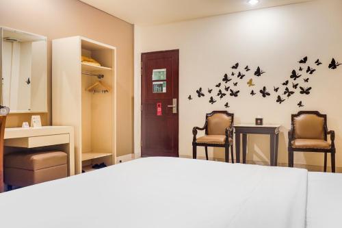 a room with birds on the wall at Townhouse OAK Bi Executive in Jakarta