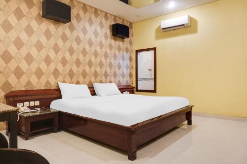 a bedroom with a bed in a room at Townhouse OAK Bi Executive in Jakarta