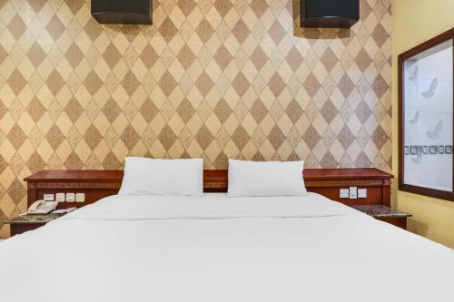 a bedroom with a bed with two white pillows at Townhouse OAK Bi Executive in Jakarta