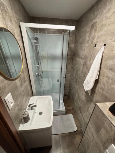 Un baño de KINO & Netflix apartman v srdci mesta