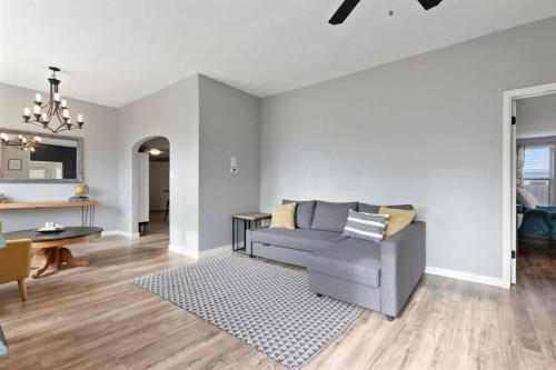 un soggiorno con un divano e un tavolo di #StayInMyDistrict TwinFalls 3Bed a Twin Falls
