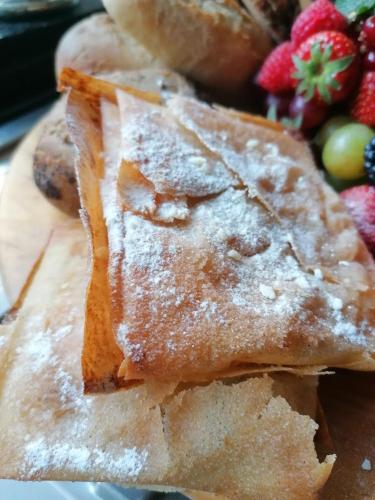 a close up of a piece of bread with strawberries at B&B Hof van Vervoering in Voeren