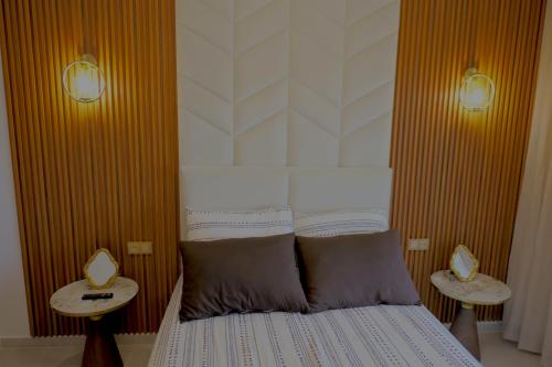 カボ・ネグロにあるAppartement haut standing mirador golf 3のベッドルーム1室(サイドテーブル2台付)