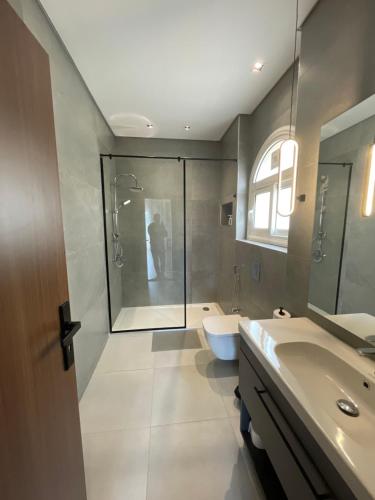 Ένα μπάνιο στο Ryan's Inn Studio apartment